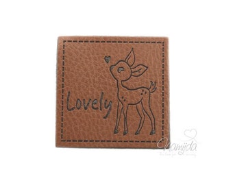 1 Stück - SOFT KuNSTLEDER LABEL - Lovely Deer - Aufnäher mit vorgedruckter Nähnaht - 40mm x40mm (8C)