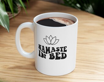 Namaste au lit | Tasse en céramique de 11 oz | Amateurs de café, de thé et de yoga