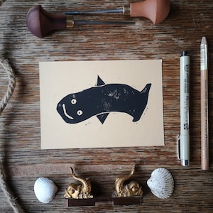 Carte postale linoprint avec motif enfant maritime mignon poisson baleine sur papier kraft marron clair, carte d'invitation anniversaire faite main, Ahoy