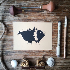 Linoldruck Postkarte mit maritimen Kindermotiv süßer Fisch auf Kraftpapier hellbraun, handgefertigte Karte Einladung Kinder Geburtstag, Ahoi