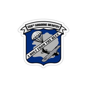 Pode incluir: Um autocolante com o emblema da 550ª Infantaria Aerotransportada. O design inclui um pára-quedas, um avião e o texto "A Bolt From The Blue" num escudo azul e cinzento.