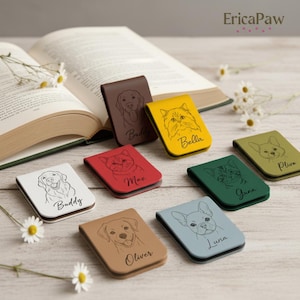 Può includere: Una collezione di segnalibri in pelle colorata, ognuno con un ritratto di animale domestico e un nome. I segnalibri sono in vari colori, tra cui marrone, giallo, rosso, verde e blu. L'immagine include un libro aperto e fiori di margherita.