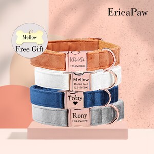 Pu&ograve; includere: Quattro collari per cani impilati uno sopra l'altro. I collari sono in velluto e hanno fibbie in metallo color oro rosa. I collari sono personalizzati con i nomi "Koko", "Mellow", "Toby" e "Rony". I collari sono disponibili in marrone, bianco, blu e grigio.