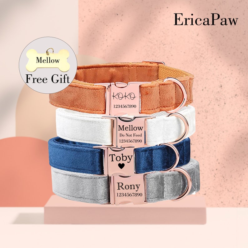 Pu&ograve; includere: Quattro collari per cani impilati uno sopra l'altro. I collari sono in velluto e hanno fibbie in metallo color oro rosa. I collari sono personalizzati con i nomi "Koko", "Mellow", "Toby" e "Rony". I collari sono disponibili in marrone, bianco, blu e grigio.