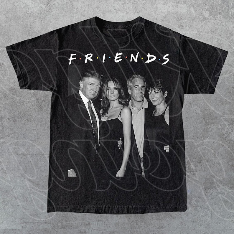 Peut inclure: T-shirt noir avec une image en niveaux de gris de quatre personnes et le mot "FRIENDS" en blanc au-dessus. Le t-shirt est fait d'une mati&egrave;re douce et confortable.