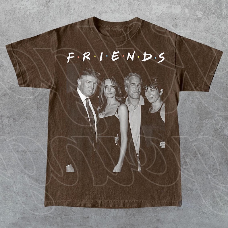Peut inclure: T-shirt marron avec une image en noir et blanc de quatre personnes et le mot "FRIENDS" en blanc au-dessus. Le t-shirt a un col rond et des manches courtes.