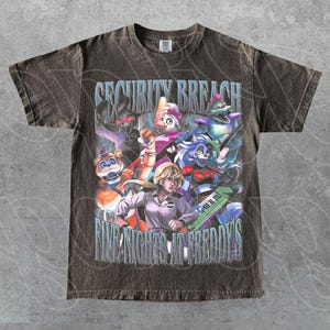 Könnte beinhalten: Dunkelgraues T-Shirt mit einem Grafikdesign von "Five Nights at Freddy's: Security Breach". Das Design zeigt mehrere Charaktere und den Titel des Spiels in einer stilisierten Schriftart. Das T-Shirt hat einen Vintage-Look.