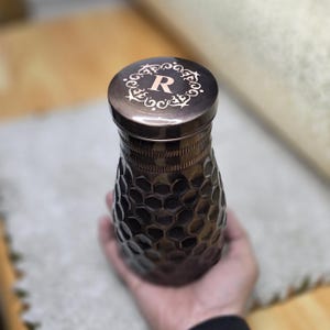 Jarra de cobre grabada, jarra de agua de 940 ml para mesita de noche, regalo personalizado imagen 7