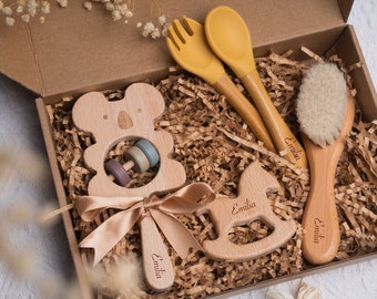 Coffret Cadeau de naissance personnalisé / Couverts bébé, brosse et hochet en bois / cadeau idéal pour le nouveau-né