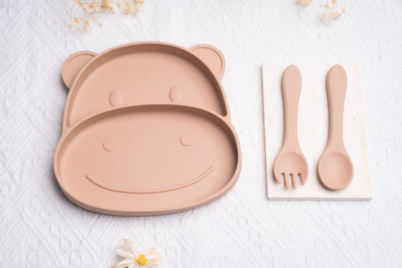 Set repas assiette et couverts pour enfant personnalisé / cadeau de baptêmes / cadeau de naissance / assiette silicone en hippopotame bébé image 3