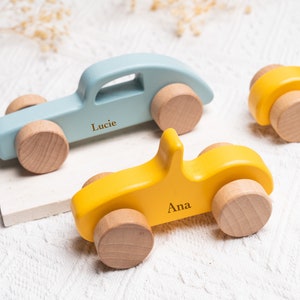 パーソナライズされた木製の車 / 出産祝い / 赤ちゃんへの誕生日プレゼントに最適 / 名前の入った木製の車のコレクション