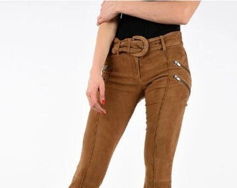 Calça de couro camurça de cabra, jeans de grife com modelagem slim.
