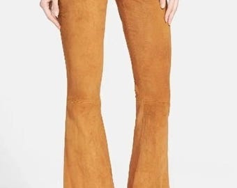 Calça flare de camurça de cabra, modelo slim fit de grife.