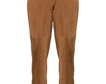 Calça de couro camurça de cabra, modelo slim fit de grife.