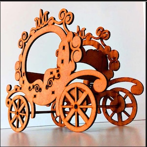 Peut inclure: Un carrosse de Cendrillon en bois avec des détails complexes et une couronne sur le dessus. Le carrosse a quatre roues avec un design de rayons décoratifs. Le carrosse est peint en brun clair.
