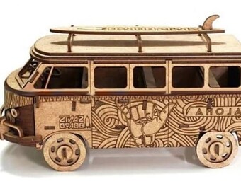 Puede incluir: Un modelo de madera de una furgoneta vintage con una tabla de surf en el techo. La furgoneta está pintada con un patrón de olas y las palabras "Aloha" y "Zimaz Opaoo".