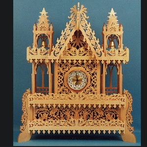 Può includere: Un orologio in legno con intricate sculture a forma di chiesa. Il quadrante dell'orologio ha numeri romani e un centro dorato. L'orologio è su uno sfondo blu.