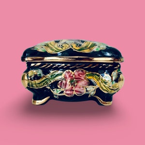 Joyero vintage de Hubert Bequet con motivos florales, pintado a mano y detalles dorados. Cerámica belga coleccionable para decoración del hogar.