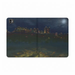 Puede incluir: Una funda rectangular para tableta con una escena nocturna oscura de un castillo en una colina. El castillo está iluminado por luces amarillas cálidas contra un cielo azul profundo con una luna brillante. El primer plano muestra suelo oscuro.