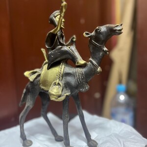 Escultura de bronce de un guerrero tuareg sobre un camello hecha a mano: decoración artística africana