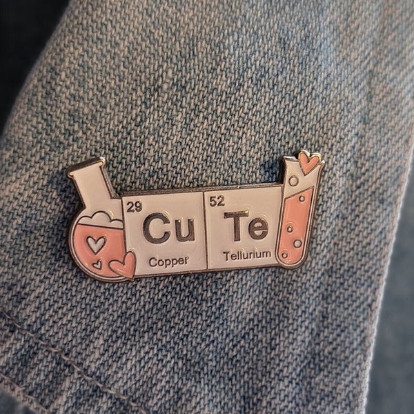 Emaille Pin Cute, Chemie, Periodensystem, Metall Stecker, Geschenk für Geburtstag