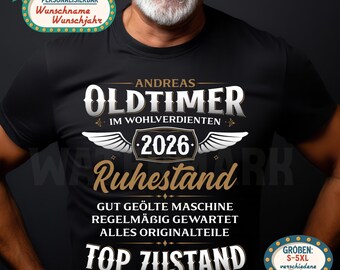 Può includere: T-shirt nero con la scritta "OLDTIMER" e "2026 Ruhestand" in lettere bianche e dorate. La maglietta presenta anche il testo "GUT GEÖLTE MASCHINE REGELMÄBIG GEWARTET ALLES ORIGINALTEILE TOP ZUSTAND".