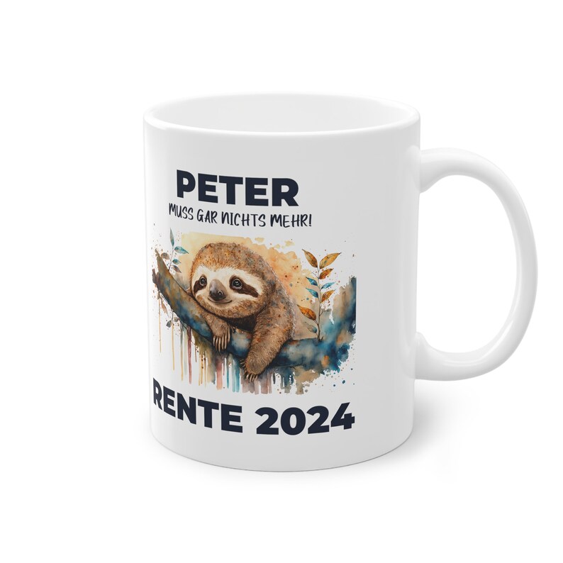 May include: White ceramic coffee mug with a sloth illustration and the text "PETER MUSS GAR NICHTS MEHR! RENTE 2024".