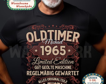 Può includere: T-shirt nero con design vintage. Il testo "OLDTIMER Michael 1965 Limited Edition" con elementi decorativi. Testo aggiuntivo: "GUT GEÖLTE MASCHINE" e "REGELMÄBIG GEWARTET." Disponibile nelle taglie S-5XL.