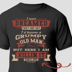 Könnte beinhalten: Schwarzes T-Shirt mit einer roten und weißen Grafik, auf der steht "Ich habe nie davon geträumt, dass ich eines Tages ein grantiger alter Mann werden würde, aber hier bin ich und rocke es seit 1975".