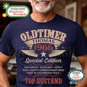 Könnte beinhalten: Marineblaues T-Shirt mit Vintage-Design. Das Shirt zeigt "OLDTIMER THOMAS 1966 Special Edition" mit Flügel- und Sterngrafiken. Zusätzlicher Text lautet "GEWARTET GEPFLEGT GEÖLT NUR LEICHTE GEBRAUCHSSPUREN FAST ALLES ORIGINALTEILE TOP ZUSTAND".