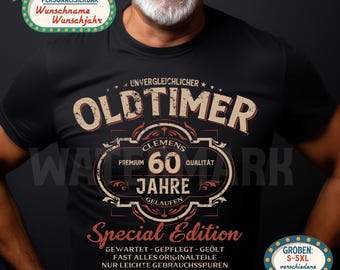 Può includere: T-shirt nero con un design in stile vintage. Il design include la parola "OLDTIMER" in un font invecchiato, insieme al testo "60 Jahre" e "Special Edition". La maglietta presenta anche il testo "PERSONALISIERBAR Wunschname Wunschjahr".