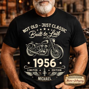 Könnte beinhalten: Schwarzes T-Shirt mit Motorrad-Grafik und dem Text "NOT OLD - JUST CLASSIC Built to Last 1956 LIMITED EDITION MICHAEL". Das Design beinhaltet Sterne und Flügel, mit personalisiertem Namen und Jahr.