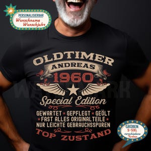 Puede incluir: Camiseta negra con un diseño de estilo vintage. La camiseta presenta la palabra "OLDTIMER" encima del nombre "ANDREAS" y el año "1960". Debajo, dice "Special Edition" y otro texto en alemán. La camiseta también tiene una estrella y un diseño de alas.