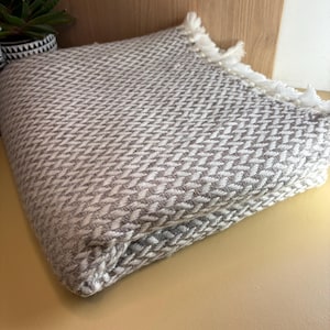 Handgemaakte grijsbruine wollen deken: grof gebreid, slaapbankdecoratie