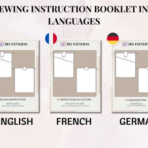 Puede incluir: Imagen de un folleto de instrucciones de costura en tres idiomas: ingl&eacute;s, franc&eacute;s y alem&aacute;n. Cada folleto presenta un dise&ntilde;o blanco sobre un fondo beige. El texto incluye "Sewing Instructions" y "Book Sleeve".