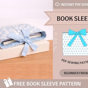 Può includere: Una custodia per libri a fiori blu e bianchi legata con un nastro azzurro chiaro, appoggiata su una scatola bianca. L'immagine include il testo "BOOK SLEEVE" e "FREE BOOK SLEEVE PATTERN". Il design è adatto ai principianti.