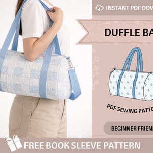 Puede incluir: Una bolsa de lona azul claro y blanca con un patrón acolchado, llevada por una persona. La bolsa tiene correas azules y una cremallera plateada. El texto en la imagen dice "DUFFLE BAG", "PDF SEWING PATTERNS" y "BEGINNER FRIENDLY".