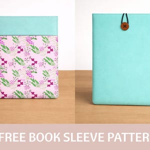 Puede incluir: Dos fundas para libros. Una tiene la parte superior azul claro y un estampado floral rosa. La otra es azul claro liso con cierre de bot&oacute;n. El texto "FREE BOOK SLEEVE PATTERN" est&aacute; en la parte inferior.