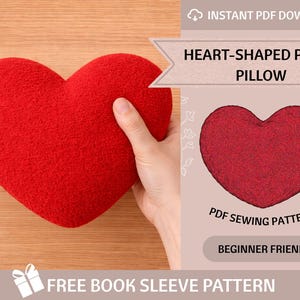 Puede incluir: Una almohada de felpa en forma de corazón, de color rojo brillante. La imagen incluye el texto "HEART-SHAPED PLUSH PILLOW" y "PDF SEWING PATTERNS". Una mano sostiene la almohada, sobre un fondo de madera marrón claro. Un artículo suave y tierno.