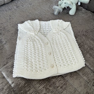 Handgestrickte Babyweste. Weiße Baby Mädchen und Jungen Weste