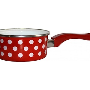 Könnte beinhalten: Rote Emaille-Kochtopf mit weißem Tupfenmuster und rotem Kunststoffgriff.