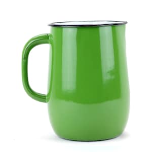 Op de afbeelding: Een groene emaille kan met een witte rand en een zwarte handgreep. De kan is geïsoleerd op een witte achtergrond.