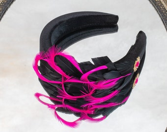 Zwarte fuchsia veer mini hoed Fascinator voor bruiloftsgast Kentucky derby Magenta ascot fascineren zendspoel Hot pink veer tovenaar