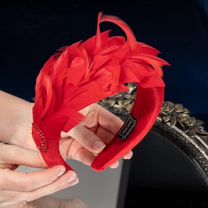 Chapeau fascinateur rouge pour femme Mini chapeaux fascinateurs bibi chapeau Derby du Kentucky moderne bibi plume plume bandeau invité mariage image 1