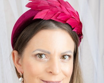 Eleganter Damen Fascinator Haarbänder Fascinator Burgund Feder Fascinator Modernes Hochzeitsset für die Braut Mini Hut Mit Samt gepolstertem Haarreif
