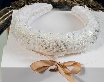 Coffret cadeau pour femme Mini chapeau et boucles d'oreilles Créateur fascinateur pour cadeau Halo bandeau blanc Chapeaux brodés Chapeau fascinateur de mariée moderne