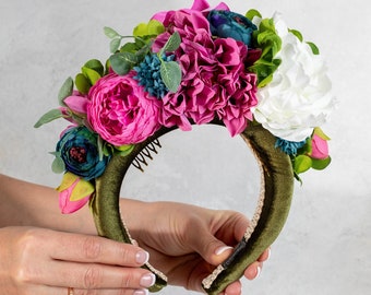 Fuchsia fasziniert Salbeigrün, Blaugrün, Blau, Rosa, Mini-Hut. Pinkfarbener Blumen-Fascinator-Stirnband, Hochzeits-Kopfschmuck, Magenta-Heiligenschein, olivgrüne Hüte