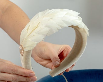 Les plumes beige clair fascinent les chapeaux Mini-chapeau serre-tête pour la mère de la mariée Bibis pour les invités de mariage Chapeau de mariage pour le thé, Halo de mariage dans le jardin