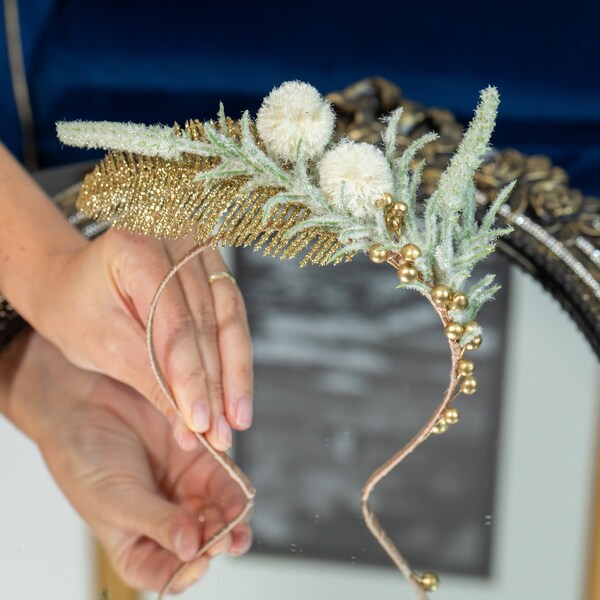 Diadème de Noël Couronne de fleurs dorées Casque de fête de Noël Couronne festive Plume brillante Diadème de fleurs d’hiver Mariage forestier Mariée