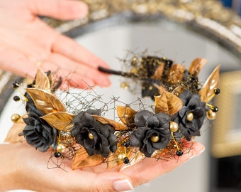 Parure couronne et boucles d'oreilles noires, cristaux gris foncé et perles, couronne de fleurs, diadème en or pour femme, couronne de fleurs délicates et boucles d'oreilles à longue chaîne